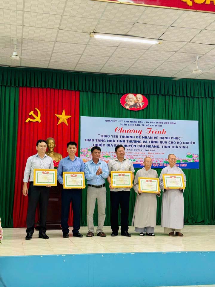 Chủ tịch Lê Hữu Nghĩa trao tặng 2 căn nhà tình thương ở tỉnh Trà Vinh