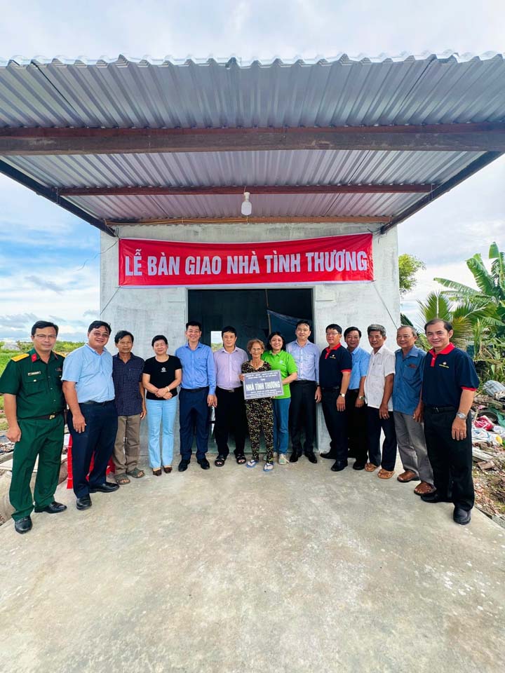 Chủ tịch Lê Hữu Nghĩa trao tặng 2 căn nhà tình thương ở tỉnh Trà Vinh