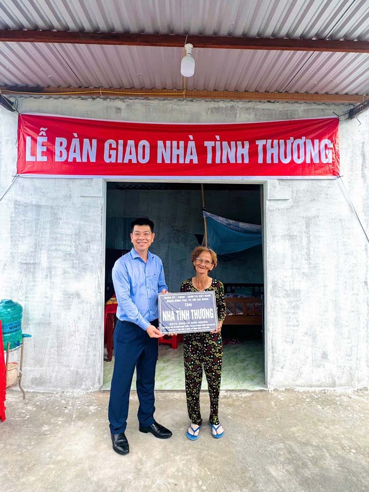 Chủ tịch Lê Hữu Nghĩa trao tặng 2 căn nhà tình thương ở tỉnh Trà Vinh